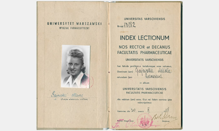 zdjęcie z indeksu absolwentki wydziału farmaceutycznego z 1948 roku