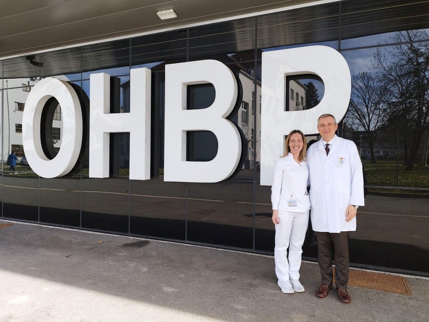 Dr Paweł Kozłowski z Panią dr Tara Rolić, specjalistką diagnostyki laboratoryjnej i pracownikiem naukowym